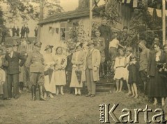 Lata 30., brak miejsca.
Uroczystość z udziałem żołnierzy Wojska Polskiego. Widoczni – drugi od lewej rotmistrz 1. Pułku Szwoleżerów Józefa Piłsudskiego; na schodach rotmistrz, kawaler Orderu Virtuti Militari.
Fot. NN, zbiory Archiwum Historii Mówionej Ośrodka KARTA i Domu Spotkań z Historią, udostępniły Józefa i Regina Ronczy w ramach projektu 