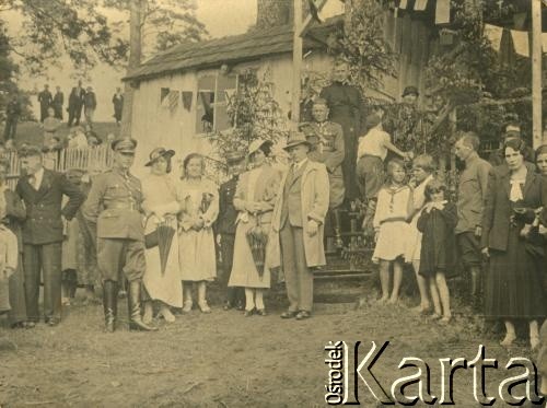 Lata 30., brak miejsca.
Uroczystość z udziałem żołnierzy Wojska Polskiego. Widoczni – drugi od lewej rotmistrz 1. Pułku Szwoleżerów Józefa Piłsudskiego; na schodach rotmistrz, kawaler Orderu Virtuti Militari.
Fot. NN, zbiory Archiwum Historii Mówionej Ośrodka KARTA i Domu Spotkań z Historią, udostępniły Józefa i Regina Ronczy w ramach projektu 