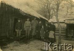 Lata 20., brak miejsca.
Rodzina przed domem.
Fot. NN, zbiory Archiwum Historii Mówionej Ośrodka KARTA i Domu Spotkań z Historią, udostępniły Józefa i Regina Ronczy w ramach projektu 