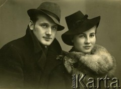 Lata 30., brak miejsca.
Portret małżeński.
Fot. NN, zbiory Archiwum Historii Mówionej Ośrodka KARTA i Domu Spotkań z Historią, udostępniły Józefa i Regina Ronczy w ramach projektu 