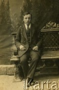 Przed 1939, brak miejsca.
Portret mężczyzny na ławce.
Fot. NN, zbiory Archiwum Historii Mówionej Ośrodka KARTA i Domu Spotkań z Historią, udostępniły Józefa i Regina Ronczy w ramach projektu 