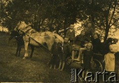 2. połowa lat 40., Smołweczki, Litewska SRR, ZSRR.
Rodzina w kołchozie.
Fot. NN, zbiory Archiwum Historii Mówionej Ośrodka KARTA i Domu Spotkań z Historią, udostępniła Aleksandra Surwiło w ramach projektu 