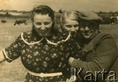 Lata 50., Turmonty, Litewska SRR, ZSRR.
Aleksandra Surwiłło (z d. Rogowska) (1. z lewej) ze znajomymi.
Fot. NN, zbiory Archiwum Historii Mówionej Ośrodka KARTA i Domu Spotkań z Historią, udostępniła Aleksandra Surwiło w ramach projektu 
