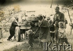 Lata 60., Smołweczki, Litewska SRR, ZSRR.
Członkowie rodziny Aleksandry Surwiłło z d. Rogowskiej wraz z letnikami z Rosji ciągną wóz z drewnem.
Fot. NN, zbiory Archiwum Historii Mówionej Ośrodka KARTA i Domu Spotkań z Historią, udostępniła Aleksandra Surwiło w ramach projektu 