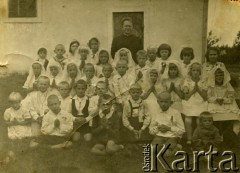 Lata 50., ZSRR.
Pierwsza komunia święta córki Aleksandry Surwiłło. Siedzi w 2. rzędzie od dołu 1. z prawej. 
Fot. NN, zbiory Archiwum Historii Mówionej Ośrodka KARTA i Domu Spotkań z Historią, udostępniła Aleksandra Surwiło w ramach projektu 