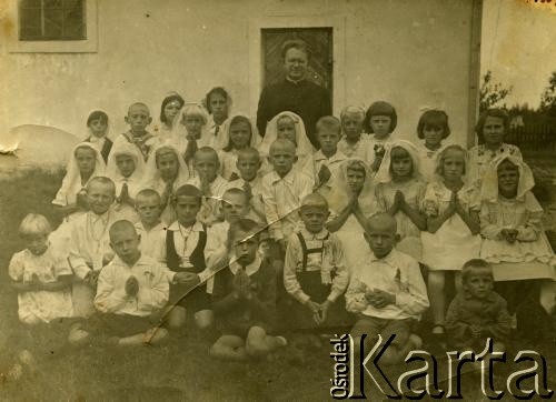 Lata 50., ZSRR.
Pierwsza komunia święta córki Aleksandry Surwiłło. Siedzi w 2. rzędzie od dołu 1. z prawej. 
Fot. NN, zbiory Archiwum Historii Mówionej Ośrodka KARTA i Domu Spotkań z Historią, udostępniła Aleksandra Surwiło w ramach projektu 