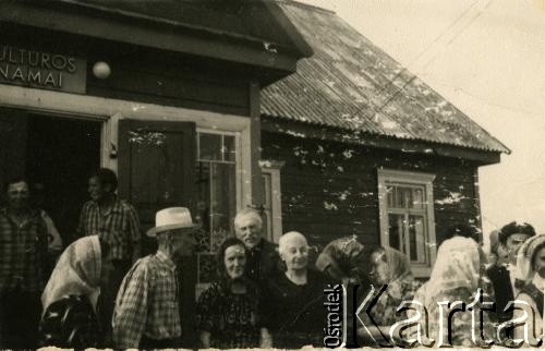 Lata 50., Turmonty, Litewska SRR, ZSRR.
Grupa osób przed domem kultury.
Fot. NN, zbiory Archiwum Historii Mówionej Ośrodka KARTA i Domu Spotkań z Historią, udostępniła Aleksandra Surwiło w ramach projektu 