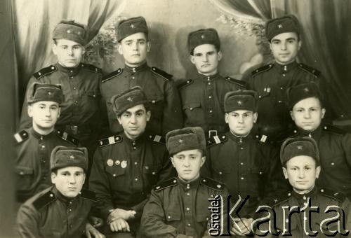 1952-1954, ZSRR.
Syn Aleksandry Surwiłło (w 2. rzędzie 1. z prawej) wraz z kolegami w wojsku.
Fot. NN, zbiory Archiwum Historii Mówionej Ośrodka KARTA i Domu Spotkań z Historią, udostępniła Aleksandra Surwiło w ramach projektu 
