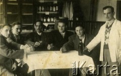 Lata 50., Rumunia.
Roman Bartkiewicz, brat Antoniny Hopulele, jako barman.
Fot. NN, zbiory Archiwum Historii Mówionej Ośrodka KARTA i Domu Spotkań z Historią, udostępniła Antonina Hopulele w ramach projektu 