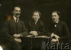 Przed 1939, Rumunia.
Anna Malańczuk z domu Jaszczyńska, ciotka Antoniny Hopulele z domu Bartkiewicz z mężem - Józefem Malańczukiem i synem - Konstantym.
Fot. NN, zbiory Archiwum Historii Mówionej Ośrodka KARTA i Domu Spotkań z Historią, udostępniła Antonina Hopulele w ramach projektu 