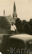 Po 1945, Kaczyka, Rumunia.
Roman Hopulele, mąż Antoniny Hopulele z d. Bartkiewicz na ciężarówce. W tle kościół (obecnie Bazylika Wniebowzięcia Najświętszej Marii Panny).
Fot. NN, zbiory Archiwum Historii Mówionej Ośrodka KARTA i Domu Spotkań z Historią, udostępniła Antonina Hopulele w ramach projektu 