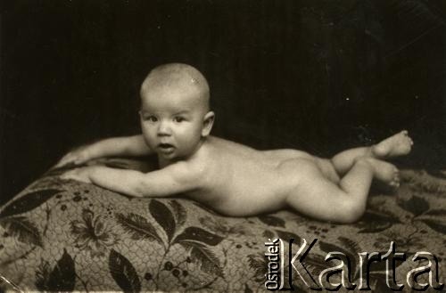 9.07.1961, Rumunia.
Portret dziecka, wnuka Antoniny Hopulele z d. Bartkiewicz.
Fot. NN, zbiory Archiwum Historii Mówionej Ośrodka KARTA i Domu Spotkań z Historią, udostępniła Antonina Hopulele w ramach projektu 
