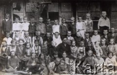 Lata 30., Kaczyka, Rumunia.
Fotografia IV klasy szkoły podstawowej. Angela Horejczuk w drugim rzędzie 3. z prawej; siedzący nauczyciel o nazwisku Kufam.
Fot. NN, zbiory Archiwum Historii Mówionej Ośrodka KARTA i Domu Spotkań z Historią, udostępniła Angela Horejczuk w ramach projektu 