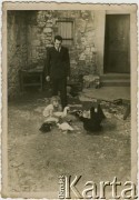 Lata 40., Taix koło Cagnac les Mines, Francja.
Rozalia Dylewicz (potem Andraikeniene) z ojcem Franciszkiem.
Fot. NN, zbiory Archiwum Historii Mówionej Ośrodka KARTA i Domu Spotkań z Historią, udostępniła Rozalia Andraikeniene w ramach projektu 