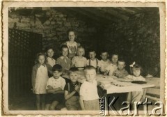 1942, Taix koło Cagnac les Mines, Francja.
Ucznowie polskiej szkoły, 1. z prawej Rozalia Dylewicz (potem Andraikeniene).
Fot. NN, zbiory Archiwum Historii Mówionej Ośrodka KARTA i Domu Spotkań z Historią, udostępniła Rozalia Andraikeniene w ramach projektu 