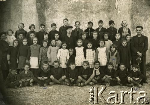 1943-1944, Taix koło Cagnac les Mines, Francja.
Uczniowie francuskiej szkoły, w drugim rzędzie od dołu 2. z prawej Rozalia Dylewicz (potem Andraikeniene).
Fot. NN, zbiory Archiwum Historii Mówionej Ośrodka KARTA i Domu Spotkań z Historią, udostępniła Rozalia Andraikeniene w ramach projektu 