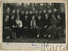 1952, Švenčionėliai (Nowe Święciany), Litewska SRR, ZSRR.
Uczniowie 8 klasy wraz z nauczycielką, 1. z lewej siedzi Rozalia Dylewicz (potem Andraikeniene).
Fot. NN, zbiory Archiwum Historii Mówionej Ośrodka KARTA i Domu Spotkań z Historią, udostępniła Rozalia Andraikeniene w ramach projektu 