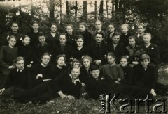 Początek lat 50., Švenčionėliai (Nowe Święciany), Litewska SRR, ZSRR.
Fotografia pamiątkowa uczniów wraz z nauczycielami. Na górze 1. z prawej Rozalia Dylewicz (potem Andraikeniene).
Fot. NN, zbiory Archiwum Historii Mówionej Ośrodka KARTA i Domu Spotkań z Historią, udostępniła Rozalia Andraikeniene w ramach projektu 