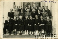 1953, Švenčionėliai (Nowe Święciany), Litewska SRR, ZSRR.
Uczniowie 9 klasy wraz z nauczycielami, na górze 2. z prawej Rozalia Dylewicz (potem Andraikeniene).
Fot. NN, zbiory Archiwum Historii Mówionej Ośrodka KARTA i Domu Spotkań z Historią, udostępniła Rozalia Andraikeniene w ramach projektu 
