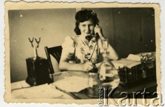 Lata 40./50., Litewska SRR, ZSRR.
Teresa Żuromska Mituniewiczowa podczas pracy w urzędzie.
Fot. NN, zbiory Archiwum Historii Mówionej Ośrodka KARTA i Domu Spotkań z Historią, udostępniła Teresa Żuromska w ramach projektu 