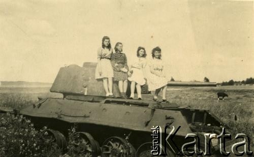 Lata 40./50., Litewska SRR, ZSRR.
Teresa Żuromska Mituniewiczowa (1. z prawej) z koleżankami.
Fot. NN, zbiory Archiwum Historii Mówionej Ośrodka KARTA i Domu Spotkań z Historią, udostępniła Teresa Żuromska w ramach projektu 