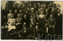 Lata 40./50., Litewska SRR, ZSRR.
Grupa osób. W 2. rzędzie 2. z lewej Teresa Żuromska Michniewiczowa.
Fot. NN, zbiory Archiwum Historii Mówionej Ośrodka KARTA i Domu Spotkań z Historią, udostępniła Teresa Żuromska w ramach projektu 