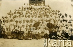 Przed 1939, brak miejsca.
Portret dzieci przystępujących do Pierwszej Komunii Świętej.
Fot. NN, zbiory Archiwum Historii Mówionej Ośrodka KARTA i Domu Spotkań z Historią, udostępniła Teresa Żuromska w ramach projektu 