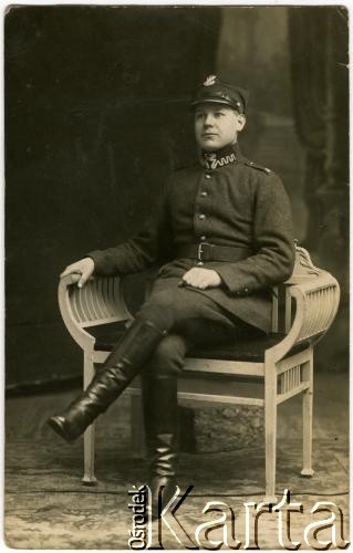 Ok. 1920, Polska.
Portret żołnierza Wojska Polskiego.
Fot. NN, zbiory Archiwum Historii Mówionej Ośrodka KARTA i Domu Spotkań z Historią, udostępniła Alina Jakubowicz w ramach projektu 