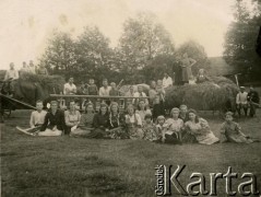 Brak daty, brak miejsca.
Grupa osób przy wozach z sianem.
Fot. NN, zbiory Archiwum Historii Mówionej Ośrodka KARTA i Domu Spotkań z Historią, udostępniła Alina Jakubowicz w ramach projektu 