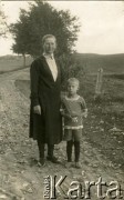 Lata 30., Polska
Kobieta z dzieckiem na wiejskiej drodze.
Fot. NN, zbiory Archiwum Historii Mówionej Ośrodka KARTA i Domu Spotkań z Historią, udostępnił Bronisław Łotoczko w ramach projektu 