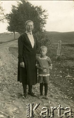 Lata 30., Polska
Kobieta z dzieckiem na wiejskiej drodze.
Fot. NN, zbiory Archiwum Historii Mówionej Ośrodka KARTA i Domu Spotkań z Historią, udostępnił Bronisław Łotoczko w ramach projektu 