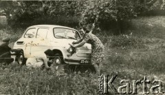 Brak daty, ZSRR.
Przy samochodzie z prawej żona Bronisława Łotoczki, z lewej prawdopodobnie Bronisław Łotoczko..
Fot. NN, zbiory Archiwum Historii Mówionej Ośrodka KARTA i Domu Spotkań z Historią, udostępnił Bronisław Łotoczko w ramach projektu 