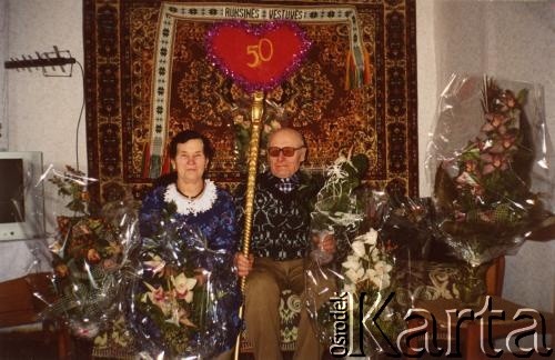2004, Turmonty, Litwa.
Bronisław Łotoczko z żoną. Fotografia wykonana z okazji 50. rocznicy ich ślubu.
Fot. NN, zbiory Archiwum Historii Mówionej Ośrodka KARTA i Domu Spotkań z Historią, udostępnił Bronisław Łotoczko w ramach projektu 