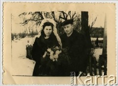 1954, Turmonty, ZSRR.
Bronisław Łotoczko z żoną w dniu ślubu.
Fot. NN, zbiory Archiwum Historii Mówionej Ośrodka KARTA i Domu Spotkań z Historią, udostępnił Bronisław Łotoczko w ramach projektu 