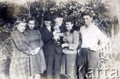 Lata 50./60., Narocz, Białoruska SRR, ZSRR.
Mieczysław Rodziewicz (1. z prawej) z rodziną.
Fot. NN, zbiory Archiwum Historii Mówionej Ośrodka KARTA i Domu Spotkań z Historią, udostępnił Mieczysław Rodziewicz w ramach projektu 