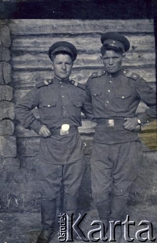 1950-1953, Kamczatka, ZSRR.
Mieczysław Rodziewicz (z prawej) z kolegą podczas służby wojskowej.
Fot. NN, zbiory Archiwum Historii Mówionej Ośrodka KARTA i Domu Spotkań z Historią, udostępnił Mieczysław Rodziewicz w ramach projektu 