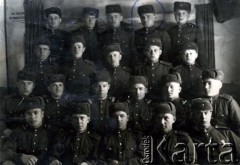 Lata 50., Kamczatka, ZSRR.
Grupa żołnierzy w mundurach marynarki wojennej ZSRR.
Fot. NN, zbiory Archiwum Historii Mówionej Ośrodka KARTA i Domu Spotkań z Historią, udostępnił Mieczysław Rodziewicz w ramach projektu 