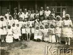 Lata 30., pow. brasławski, woj. wileńskie, Polska.
Dzieci przystępujące do I Komunii Świętej. 2. z prawej prawdopodobnie Jadwiga Linkiel.
Fot. NN, zbiory Archiwum Historii Mówionej Ośrodka KARTA i Domu Spotkań z Historią udostępniła Jadwiga Linkiel w ramach projektu 