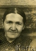 Brak daty, brak miejsca.
Portret kobiety. Prawdopodobnie matka Jadwigi Linkiel.
Fot. NN, zbiory Archiwum Historii Mówionej Ośrodka KARTA i Domu Spotkań z Historią udostępniła Jadwiga Linkiel w ramach projektu 