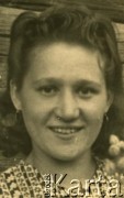 Lata 50., brak miejsca.
Portret kobiety. Prawdopodobnie Jadwiga Linkiel.
Fot. NN, zbiory Archiwum Historii Mówionej Ośrodka KARTA i Domu Spotkań z Historią udostępniła Jadwiga Linkiel w ramach projektu 