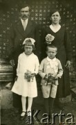 Lata 30., brak miejsca.
Portret rodzinny. Prawdopodobnie Jadwiga Linkiel (1. z lewej na dole) z rodzicami i bratem.
Fot. NN, zbiory Archiwum Historii Mówionej Ośrodka KARTA i Domu Spotkań z Historią udostępniła Jadwiga Linkiel w ramach projektu 