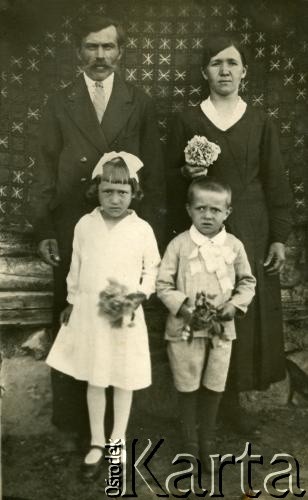 Lata 30., brak miejsca.
Portret rodzinny. Prawdopodobnie Jadwiga Linkiel (1. z lewej na dole) z rodzicami i bratem.
Fot. NN, zbiory Archiwum Historii Mówionej Ośrodka KARTA i Domu Spotkań z Historią udostępniła Jadwiga Linkiel w ramach projektu 