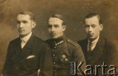 Przed 1939, brak miejsca.
Portret trzech mężczyzn. Fotografia z archiwum rodzinnego Stanisława Baraniuka.
Fot. NN, zbiory Archiwum Historii Mówionej Ośrodka KARTA i Domu Spotkań z Historią, udostępnił Stanisław Baraniuk w ramach projektu 