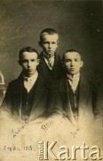 1913, Kołomyja, Zabór austriacki.
Bracia Baraniuk - Ludwik, Feliks, ojciec Stanisława Baraniuka, i Jan.
Fot. NN, zbiory Archiwum Historii Mówionej Ośrodka KARTA i Domu Spotkań z Historią, udostępnił Stanisław Baraniuk w ramach projektu 