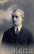 Pocz. XX wieku, brak miejsca.
Portret mężczyzny. Fotografia z archiwum rodzinnego Stanisława Baraniuka.
Fot. NN, zbiory Archiwum Historii Mówionej Ośrodka KARTA i Domu Spotkań z Historią, udostępnił Stanisław Baraniuk w ramach projektu 