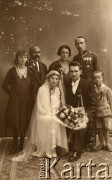 Ok. 1930, brak miejsca.
Fotografia ślubna z rodzinnego archiwum Stanisława Baraniuka. W ostatnim rzędzie stoi Ludwik Baraniuk, starszy sierżant  Wojska Polskiego odznaczony Krzyżem Walecznych, Medalem Dziesięciolecia Odzyskania Niepodległości, Medalem pamiątkowym za Wojnę 1918-1921 i Odznaką Frontu Litewsko-Białoruskiego.
Fot. NN, zbiory Archiwum Historii Mówionej Ośrodka KARTA i Domu Spotkań z Historią, udostępnił Stanisław Baraniuk w ramach projektu 