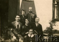 Lata 30., brak miejsca.
Portret rodzinny przed domem. 1 z prawej stoi Ludwik Baraniuk, starszy sierżant Wojska Polskiego odznaczony Krzyżem Walecznych, Medalem Dziesięciolecia Odzyskania Niepodległości, Medalem pamiątkowym za Wojnę 1918-1921 i Odznaką Frontu Litewsko-Białoruskiego.
Fot. NN, zbiory Archiwum Historii Mówionej Ośrodka KARTA i Domu Spotkań z Historią, udostępnił Stanisław Baraniuk w ramach projektu 