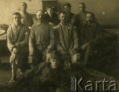 1917, brak miejsca, zabór austriacki.
Portret grupowy żołnierzy – rekonwalescentów z wojska austro-węgierskiego – najprawdopodobniej w szpitalu. Na odwrocie list od Jana Dula (?) do przyjaciela - Ludwika Baraniuka. Data na znaczku pocztowym: 26.03.1917.
Fot. NN, zbiory Archiwum Historii Mówionej Ośrodka KARTA i Domu Spotkań z Historią, udostępnił Stanisław Baraniuk w ramach projektu 