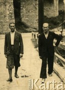 Maj 1935, Jaremcze, woj. stanisławowskie, Polska.
Portret dwóch mężczyzn na moście. Fotografia z rodzinnego archiwum Stanisława Baraniuka.
Fot. NN, zbiory Archiwum Historii Mówionej Ośrodka KARTA i Domu Spotkań z Historią, udostępnił Stanisław Baraniuk w ramach projektu 
