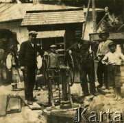 Przed 1939, brak miejsca.
Przy studni. Fotografia z rodzinnego archiwum Stanisława Baraniuka.
Fot. NN, zbiory Archiwum Historii Mówionej Ośrodka KARTA i Domu Spotkań z Historią, udostępnił Stanisław Baraniuk w ramach projektu 